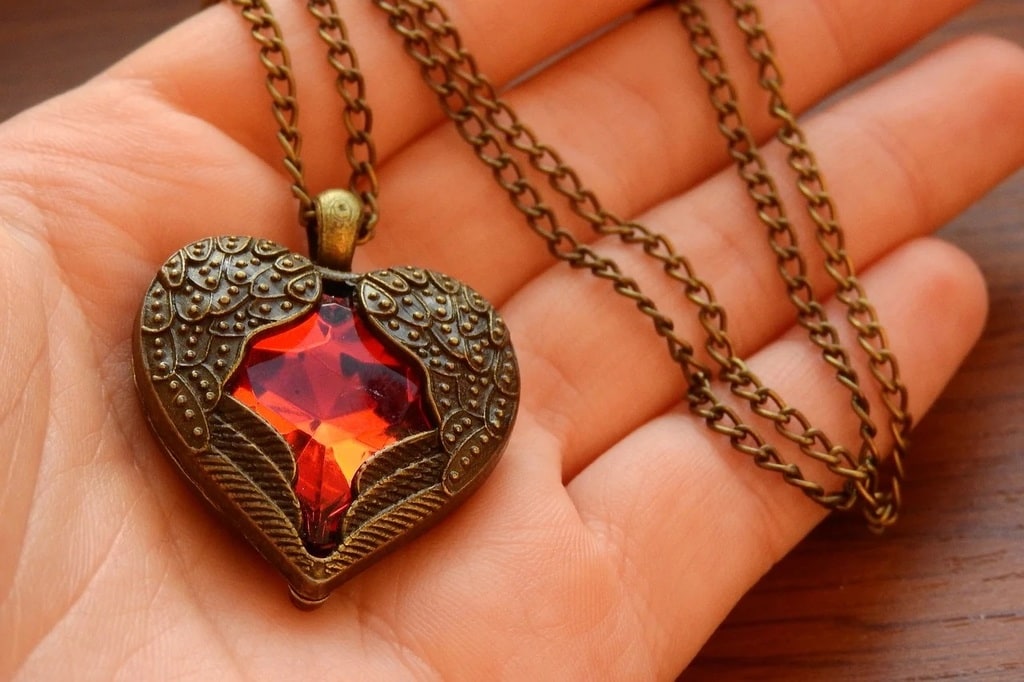 Pendentifs en or&nbsp;: élégance et brillance pour chaque occasion féminine