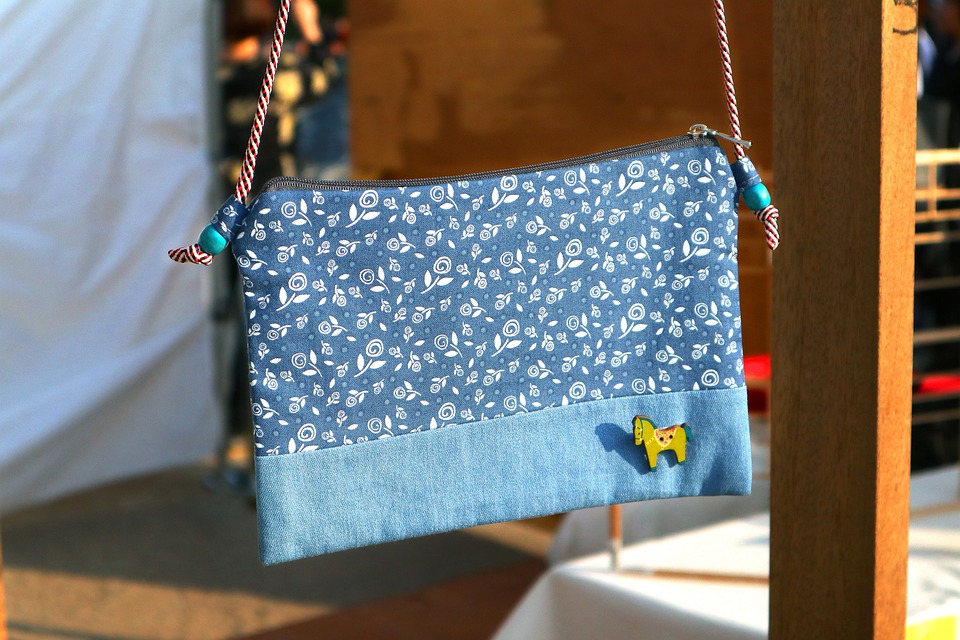 Optez pour un sac à bandoulière pratique pour un look urbain